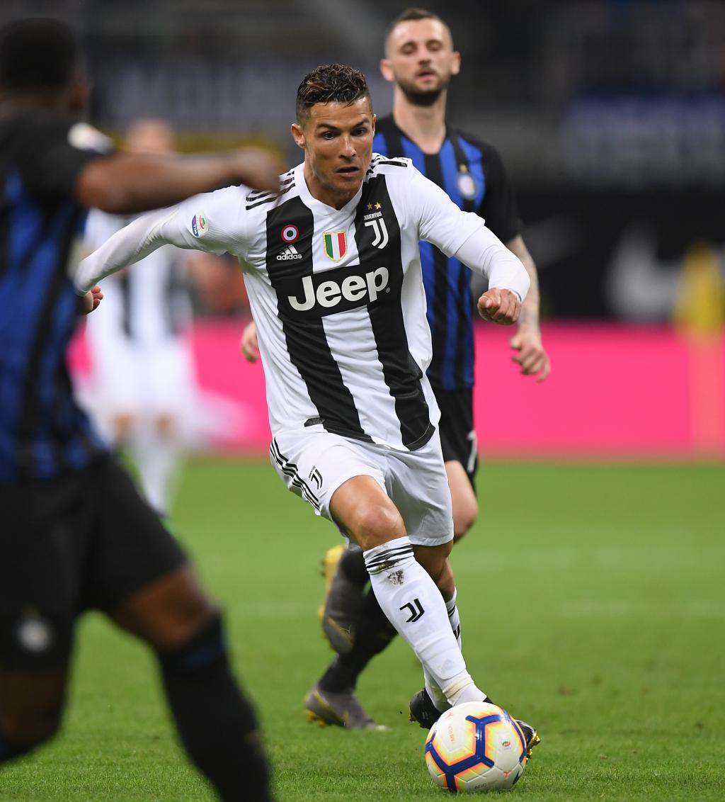 英超最新积分榜：阿森纳2分优势领跑，曼城、维拉紧随（英超积分最新形势：阿森纳以2分优势居首，曼城与维拉紧追不舍）