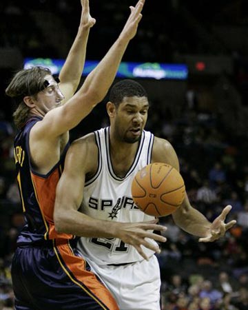 半场战报：尤文2-1卡利亚里，伊尔迪兹双响，弗拉霍维奇伤退（半场速递：尤文暂2-1领先卡利亚里，伊尔迪兹梅开二度，弗拉霍维奇伤退离场）