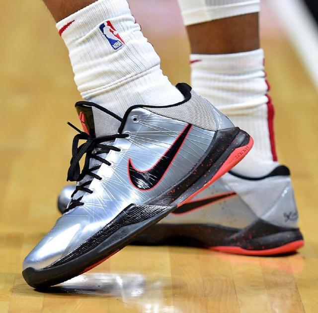 勇士年轻球员闪耀赛场（勇士小将赛场大放异彩）