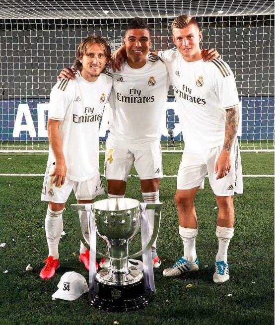 给你修修胡子，瓦科分享自己用剪刀剪克雷桑胡子的照片（瓦科晒照：亲自拿剪刀为克雷桑修胡子）