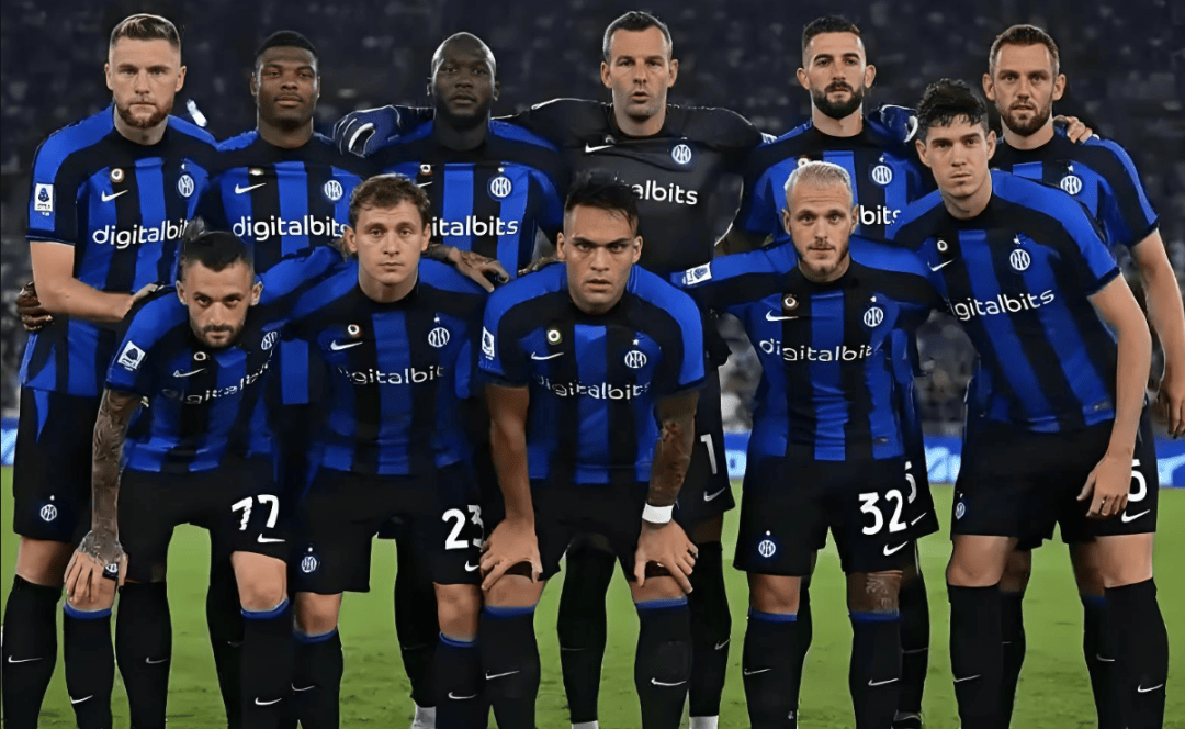 梅西杯进入决胜阶段：河床和切尔西在第三轮中引人注目，梅西在旁观看（梅西杯迎来决战期：第三轮河床与切尔西表现抢眼，梅西场边观战）